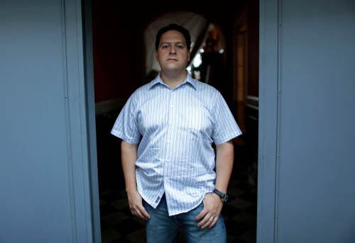 El director de la policía colombiana y un exsicario aseguraron que el hijo de Pablo Escobar, extinto capo del cartel de Medellín, estuvo involucrado en negocios de su padre. Los señalamientos sobre el hijo del capo resurgen cuando Juan Pablo Escobar, quien cambió su identidad a la de Sebastián Marroquín, reaparece ofreciendo una disculpa a las víctimas de su padre y negando cualquier relación con el narcotráfico, con los asuntos criminales de su padre o haber conservado parte de su fortuna. El director de la policía, general Óscar Naranjo expresó dudas en torno a que Marroquín viva sólo de sus ingresos como arquitecto en Argentina.