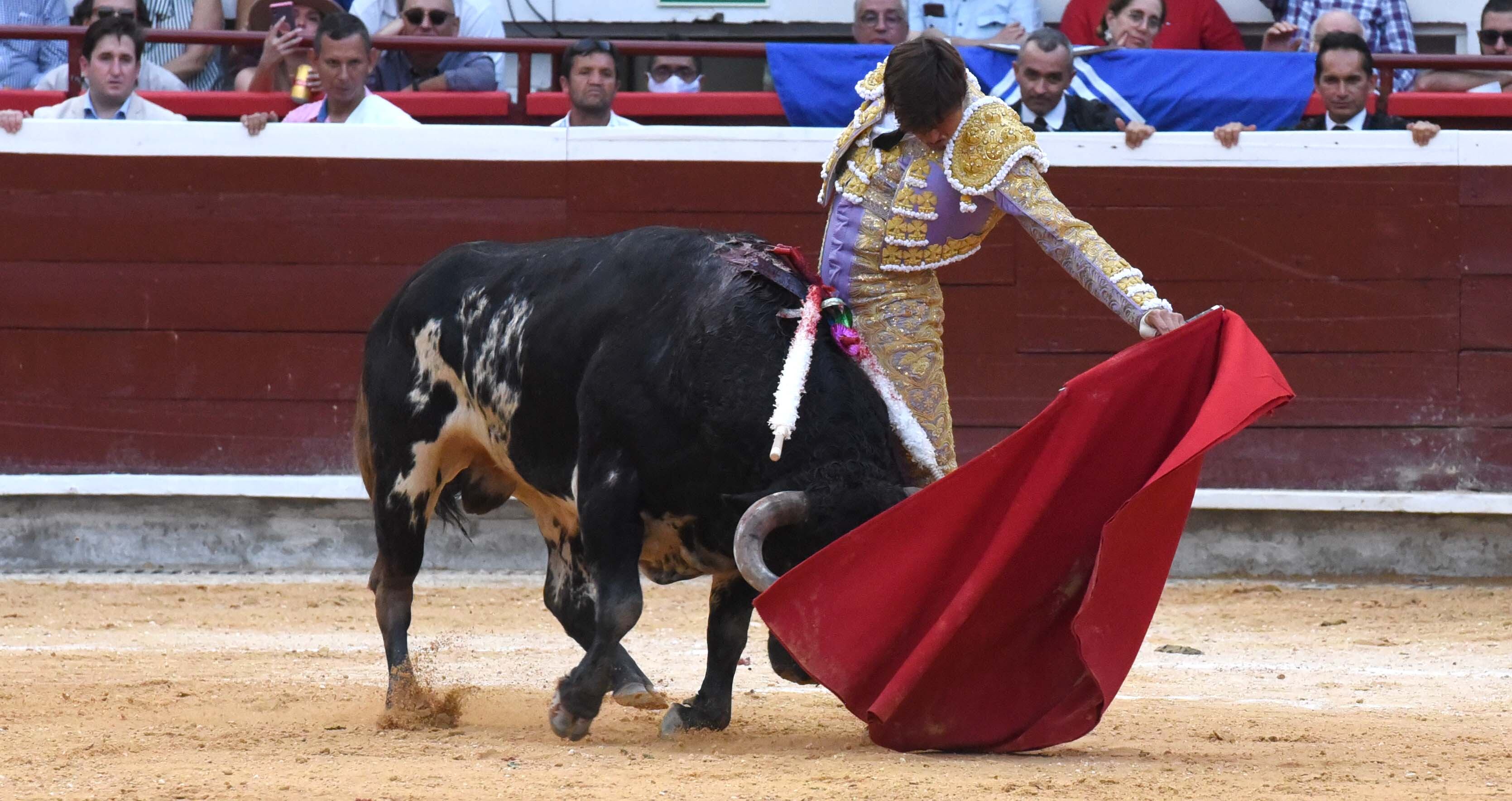 Roca Rey, torero peruano. Dos orejas. Cali, 27 de diciembre de 2021.