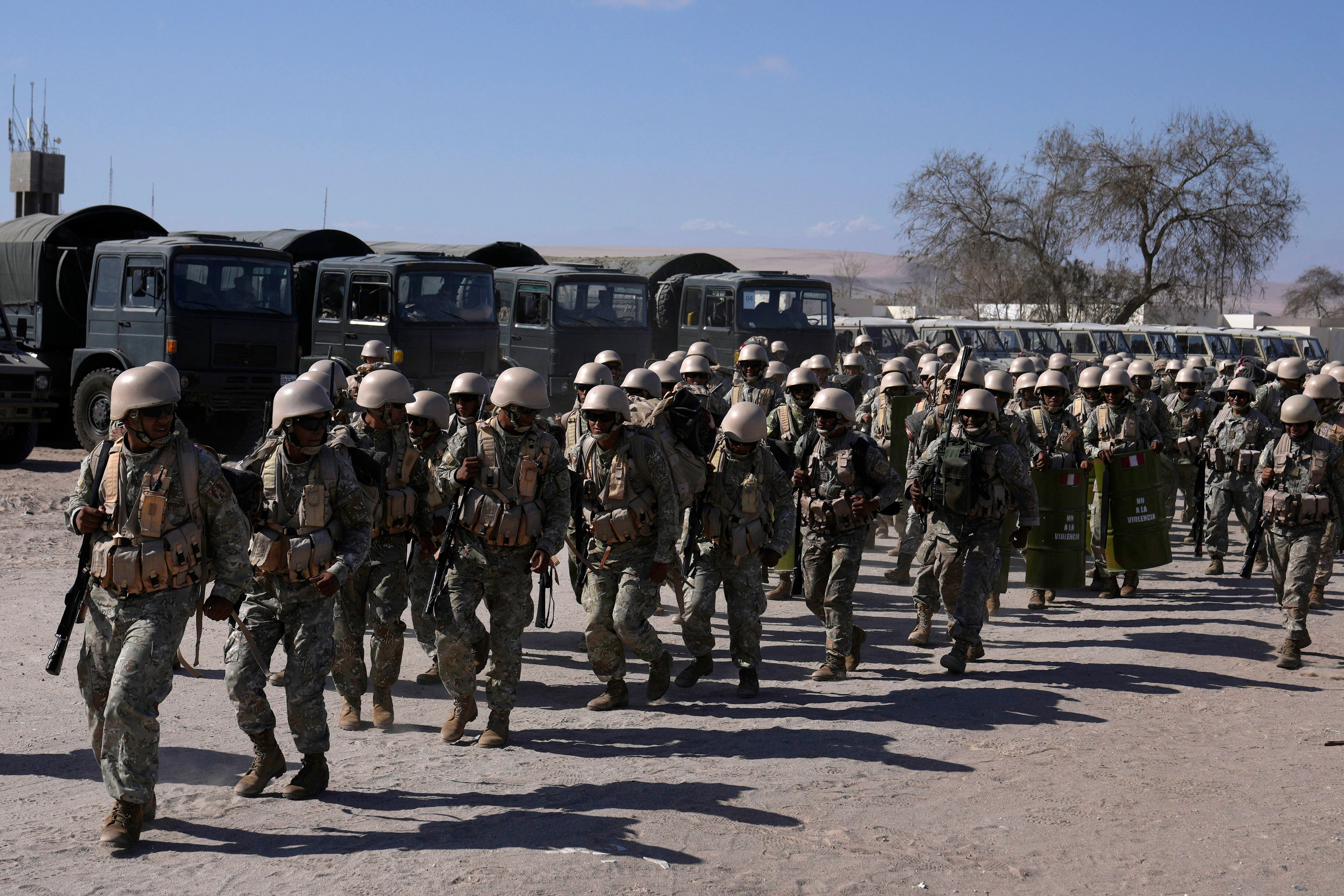 La crisis migratoria en la frontera entre Chile y Perú se intensificó el jueves con cientos de migrantes que quedaron varados en el límite fronterizo