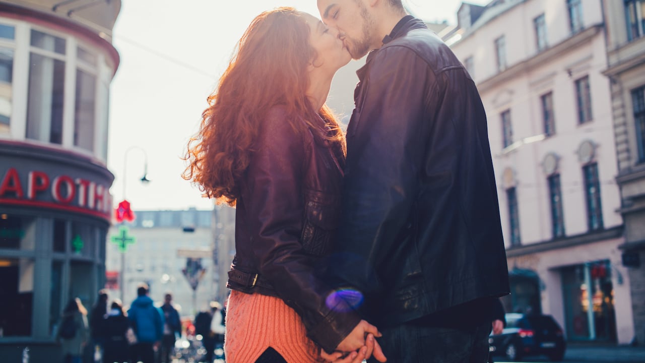 Algunos tipos de besos, como el beso francés profundo y el beso de lengua apasionado, pueden aumentar el riesgo de contagio de enfermedades.