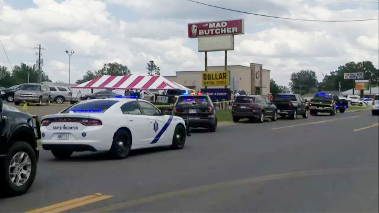 La Policía responde a la escena de un tiroteo el viernes 21 de junio de 2024 en Fordyce, Arkansas. La Policía estatal de Arkansas dice que al menos dos personas murieron y ocho resultaron heridas en un tiroteo que ocurrió en una tienda de comestibles en el sur de Arkansas.