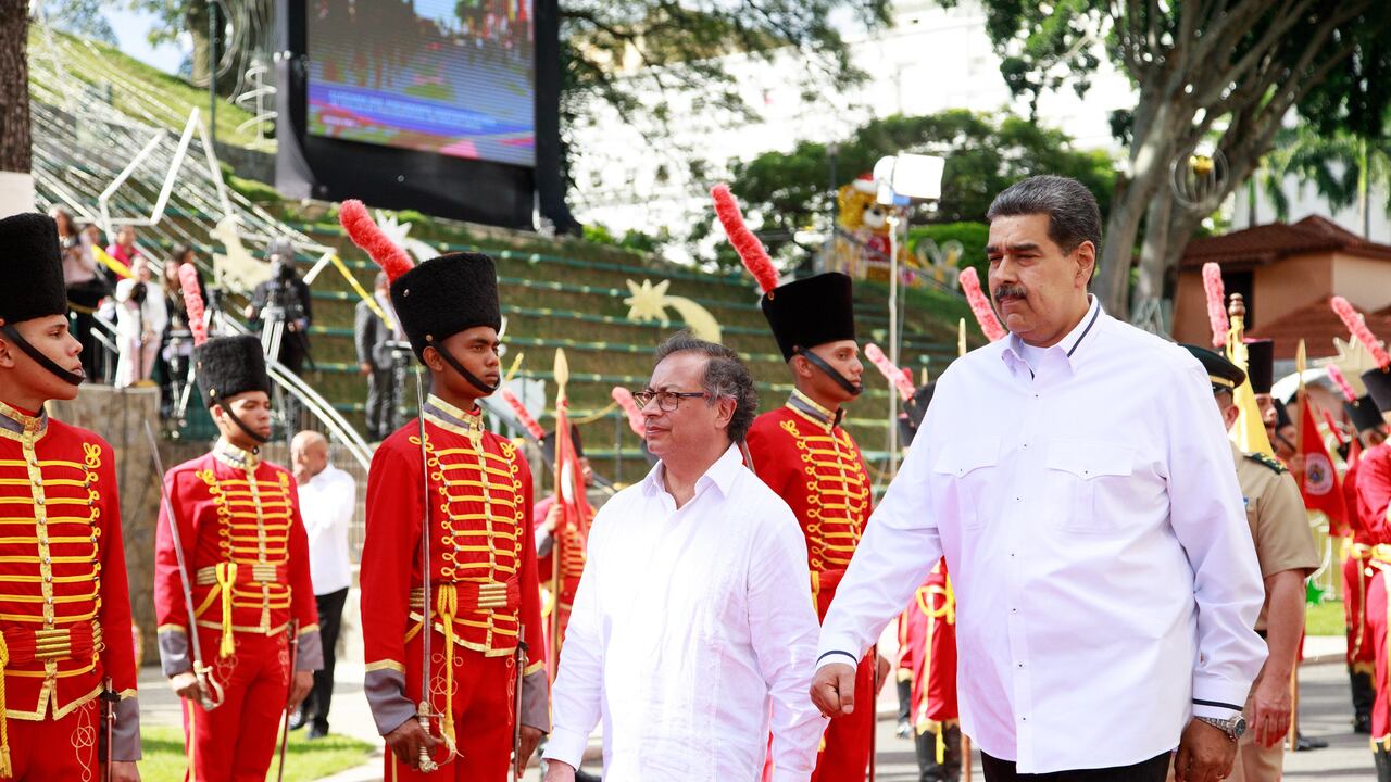 Los presidentes Gustavo Petro y Nicolás Maduro caminan por el Palacio de Miraflores.