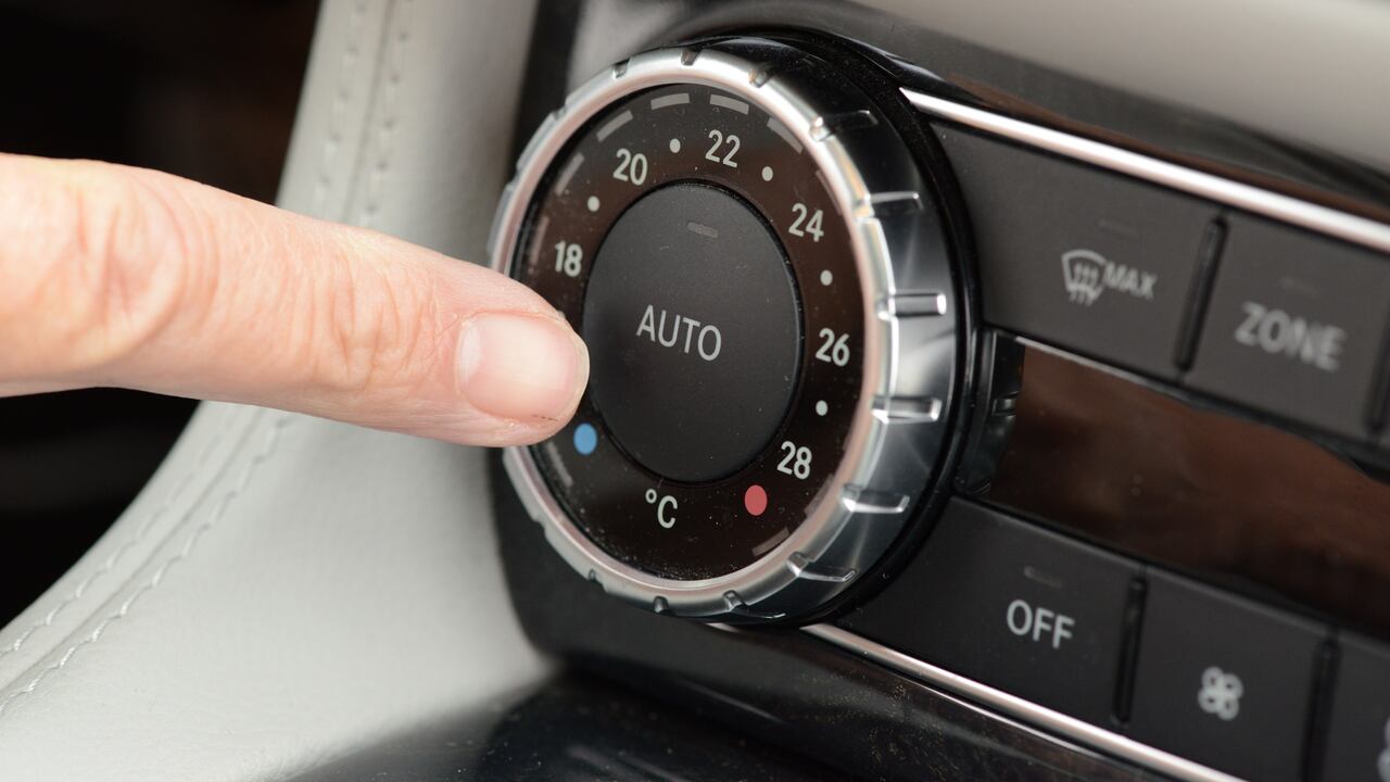 La opción de recircular el aire está presente en la mayoría de los carros con aire acondicionado.