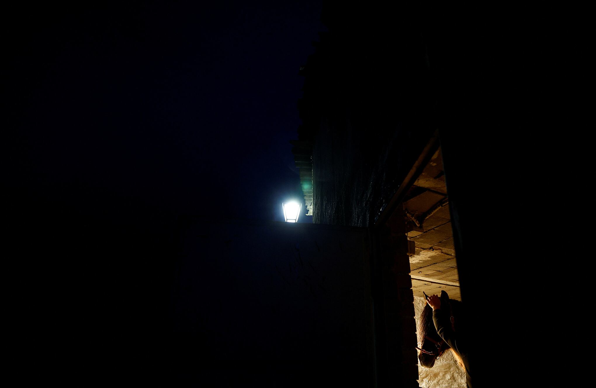 En imágenes : Un jinete atraviesa llamas durante la celebración anual de "Luminarias" en la víspera del día de San Antonio.