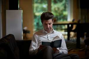 Hombre de negocios, en, sofá, leer un libro, hombre leyendo un libro, lectura.