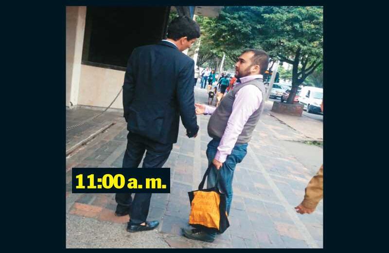 A las 11 de la  mañana del miércoles, una pareja de periodistas vieron por casualidad a Correa en el centro de Bogotá. Por Twitter informaron del hallazgo y publicaron la foto del encuentro. 