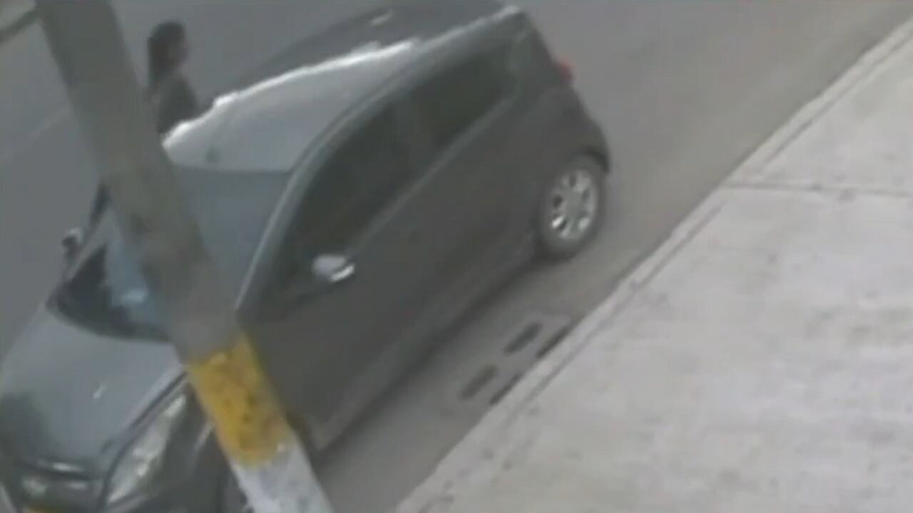 De este carro se bajaron el joven sicario y la mencionada pareja.