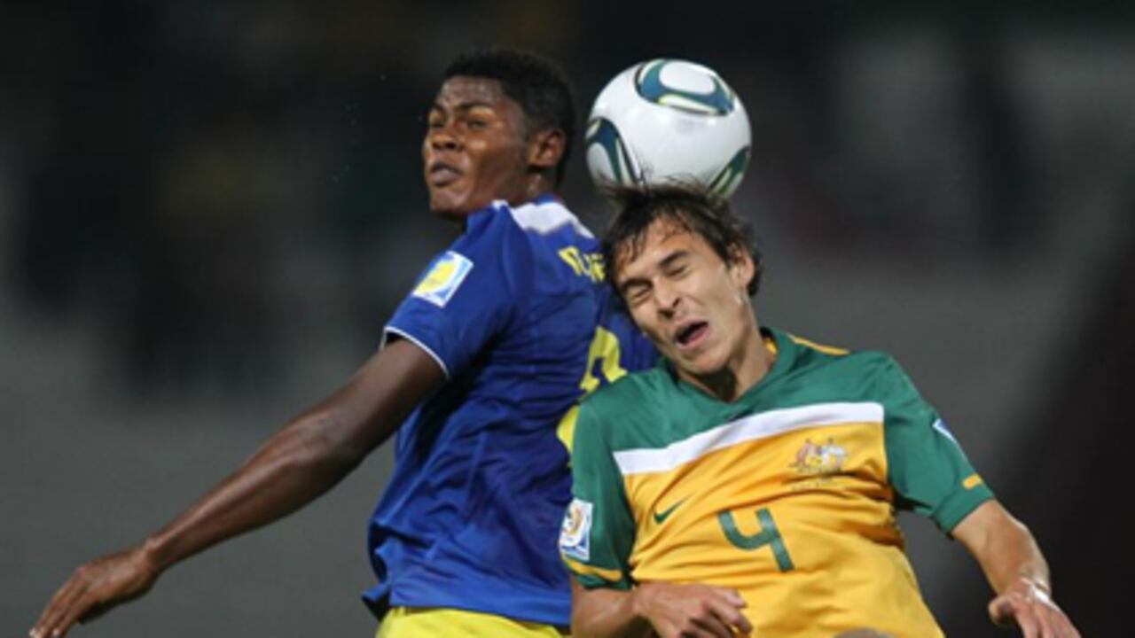 El jugador de la selección de Ecuador Marlon de Jesús (i) disputa un balón con Wilson Morante (i) de Australia.