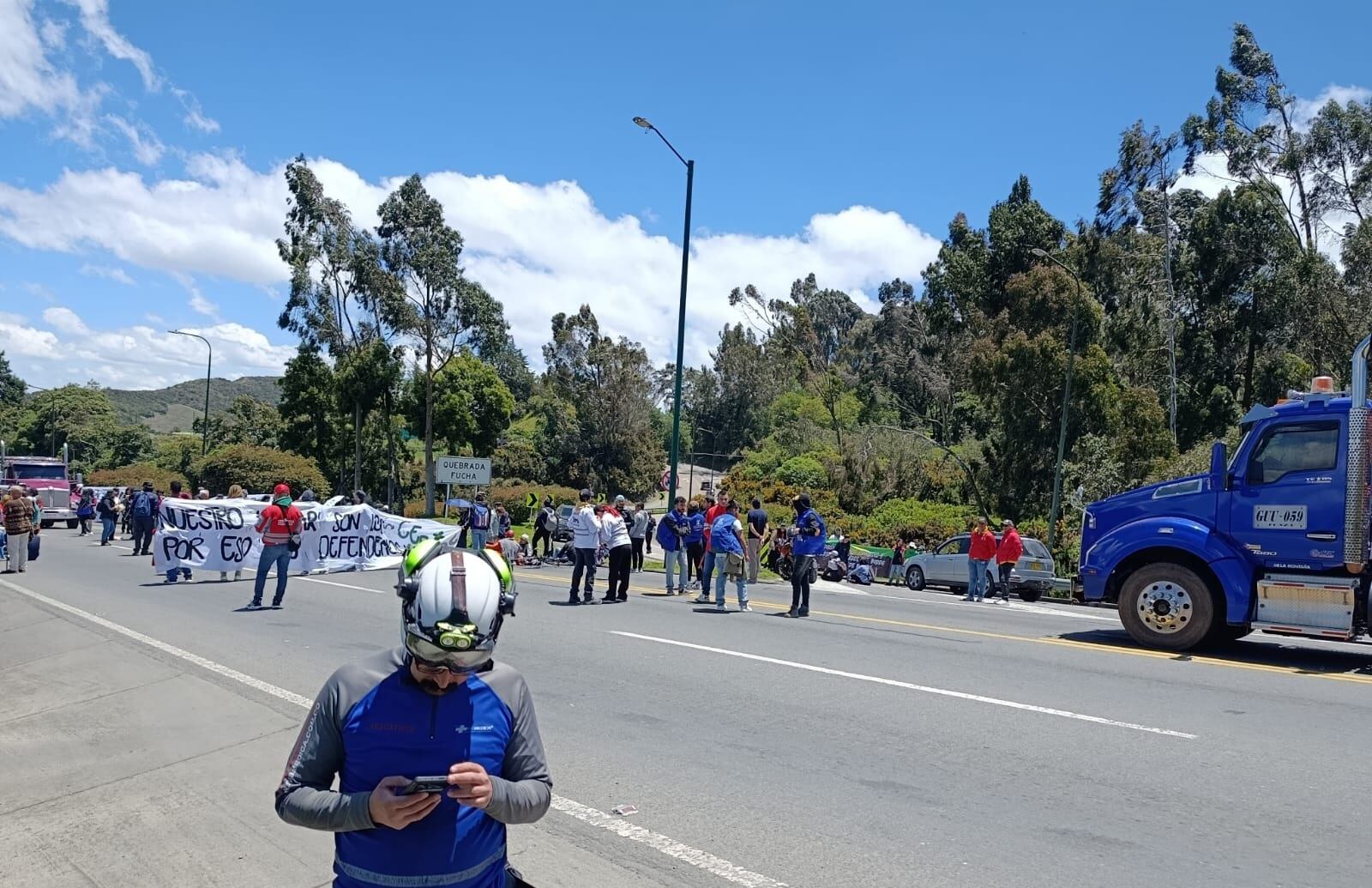 El bloqueo se registra específicamente en el kilómetro 0+300 de la vía al Llano, en la localidad de Usme.