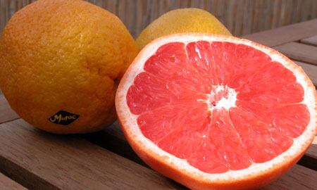 La toronja es rica en nutrientes, ya que contiene minerales como calcio, hierro, fósforo, magnesio y sodio; también, vitaminas A, B, B2, B3 y C, haciéndola una fruta demasiado completa.