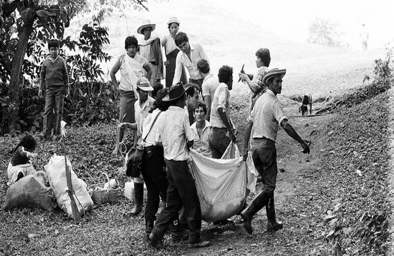 Gente de la región, que pasaba por el lugar, ayudó a sacar de la zona a una de las víctimas mortales de la tragedia usando para su traslado una sábana.