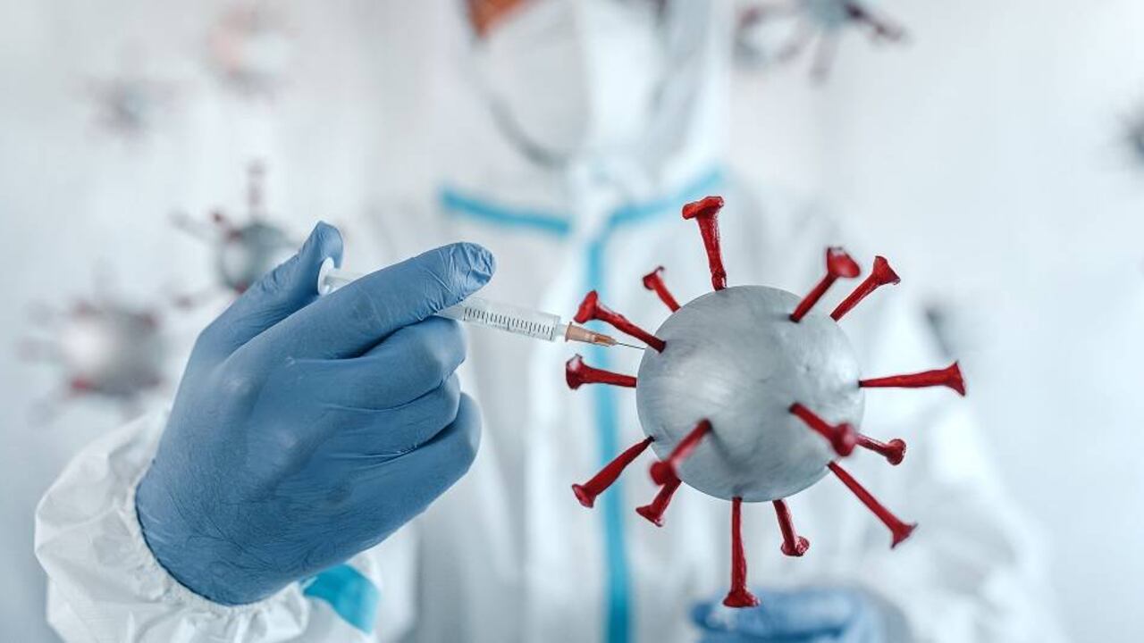 En el momento en el que la Organización Mundial de la Salud (OMS) dé el visto bueno de la vacuna, las primeras personas en beneficiarse serán los trabajadores de la salud, los adultos mayores y las personas que tengan comorbilidades.