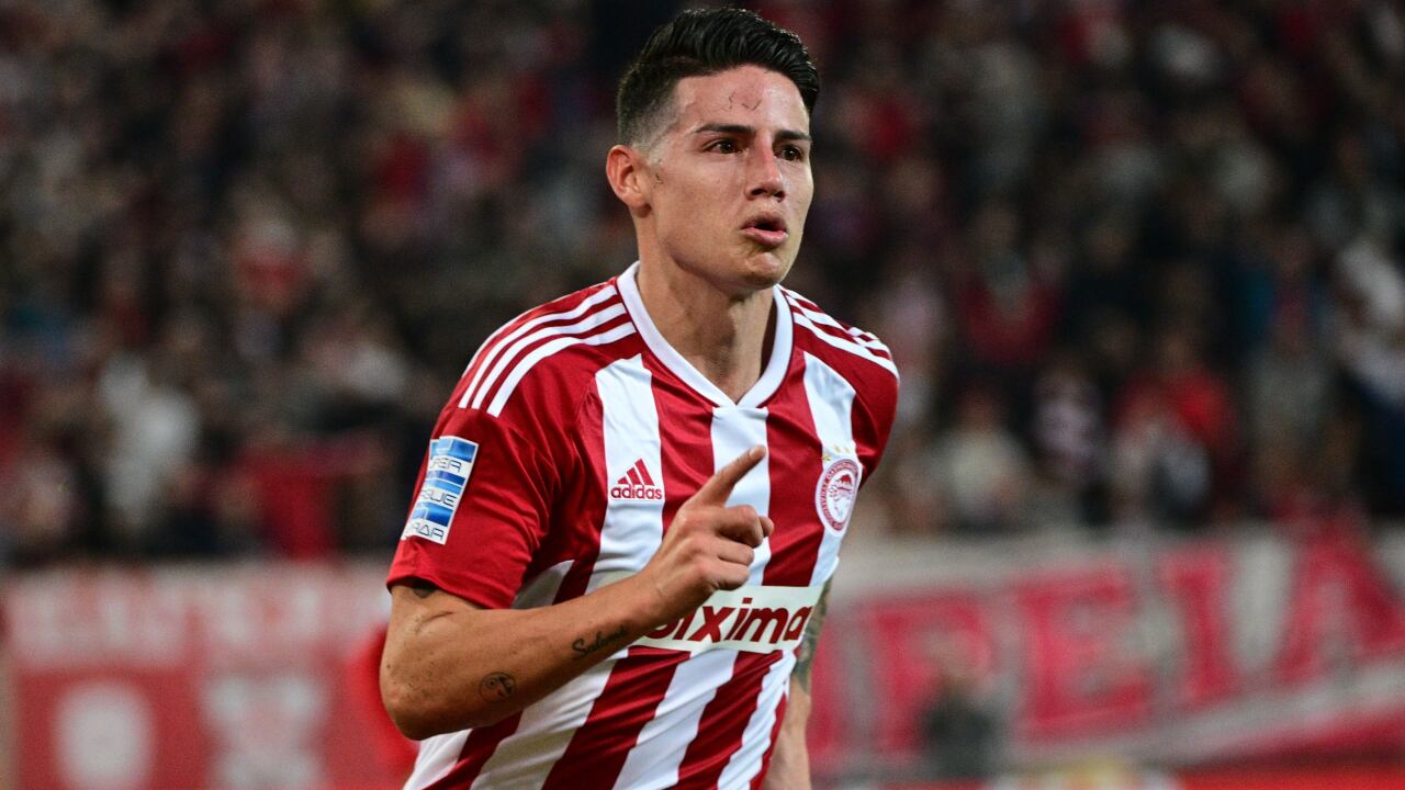 James celebra su primer tanto en Grecia esta temporada