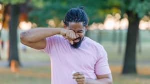 La irritación en los ojos se puede presentar por la entrada en contacto con factores externos o ambientales, la fatiga ocular y otras afecciones oculares más graves. Foto: Gettyimages.