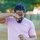 La irritación en los ojos se puede presentar por la entrada en contacto con factores externos o ambientales, la fatiga ocular y otras afecciones oculares más graves. Foto: Gettyimages.