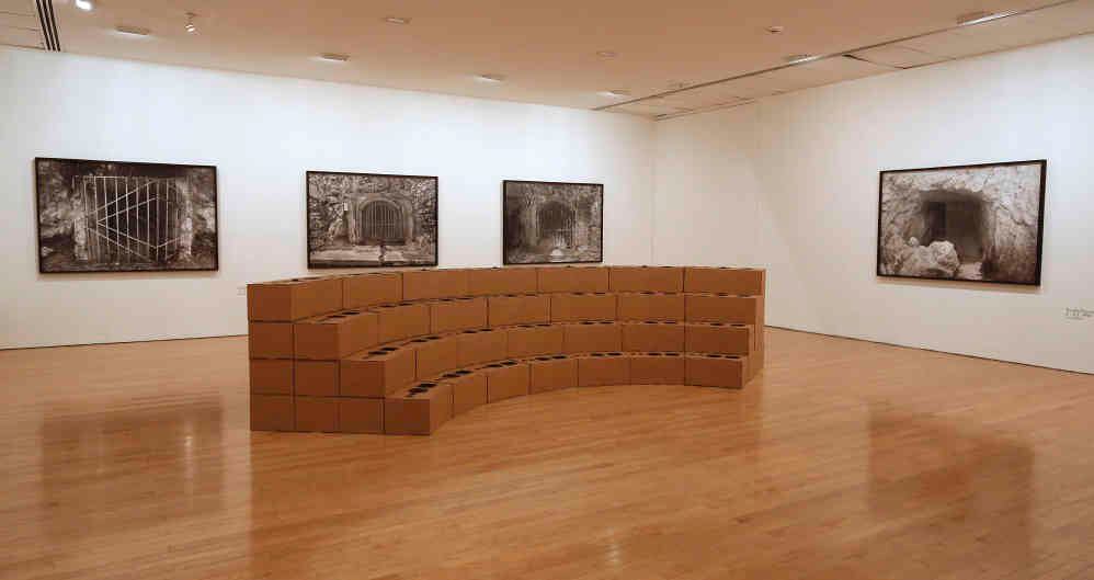 Surround With Sound Your Ass, 2017 Cartón y parlantes 500 x 200 x 100 cm © Los Carpinteros Cortesía Galería Peter Kilchmann, Zürich Foto: Guillermo Torres / Revista Semana