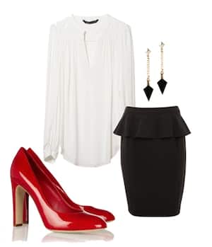 Para cualquier ocasión: Una falda negra peplum con una camisa blanca son el básico que toda mujer debe tener en su clóset. ¡Y acompañan perfecto tus tacones! Camisa: Zara Falda: Limited Aretes: Aldo