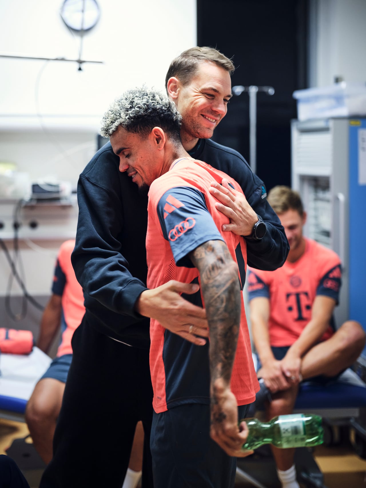 El abrazo de Manuel Neuer con Luis Díaz en su primer día en el Bayern.