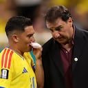 Juan Fernando Quintero hablando con Néstor Lorenzo durante un partido del Mundial 2026