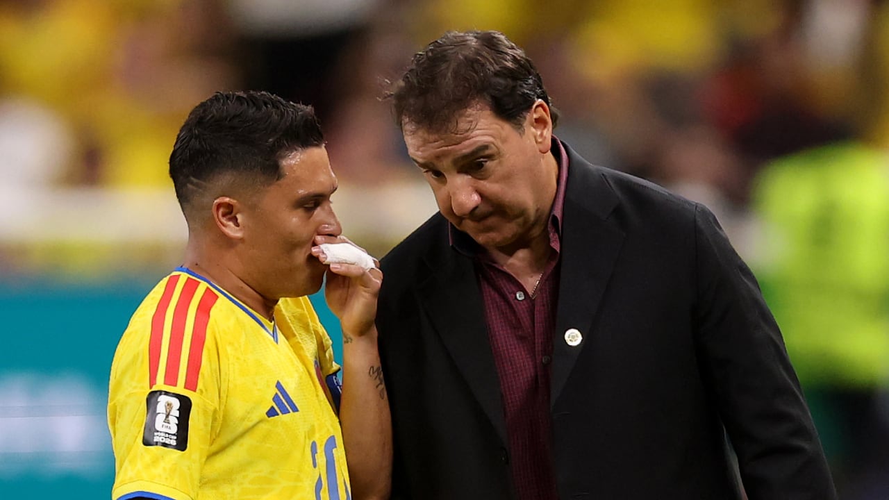 Juan Fernando Quintero hablando con Néstor Lorenzo durante un partido del Mundial 2026