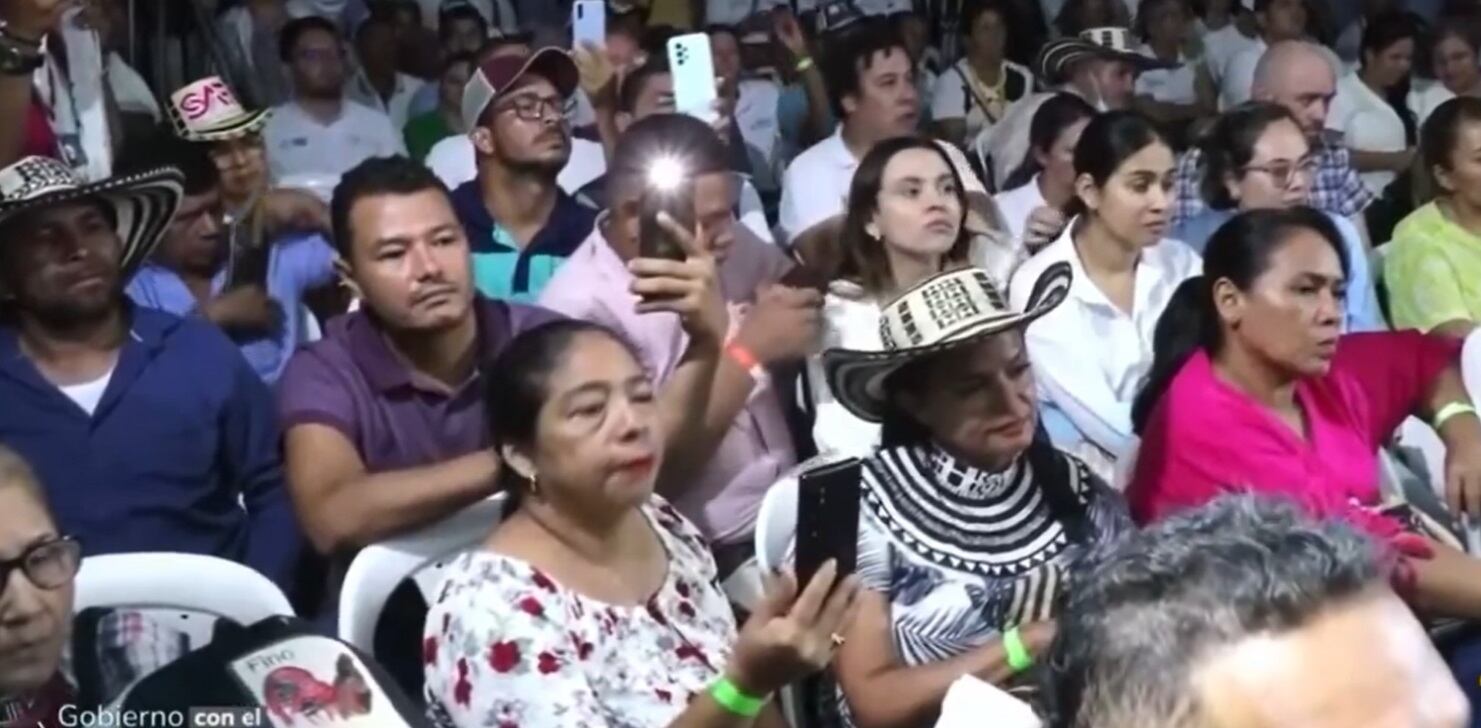 “Si no nos sirve el carbón, el petróleo y la cocaína, que es clandestina e ilegal y nos ha traído muertos, si no sirve eso, ¿por qué lo reemplazamos? Por producir el campo, por trabajar en la industria y por aprovechar la belleza de este país atrayendo turistas”, señaló Petro.