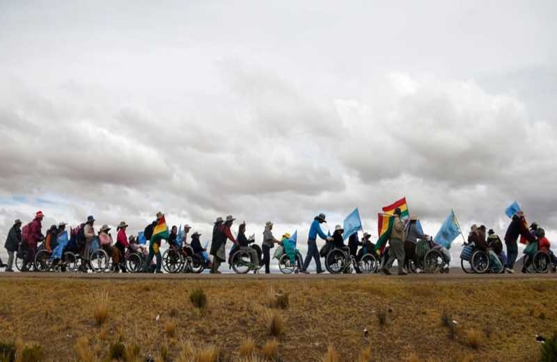 Un grupo de discapacitados participa en una protesta en Bolivia, pidiendo mayores beneficios del estado y pagos mensuales en vez de anuales. 
