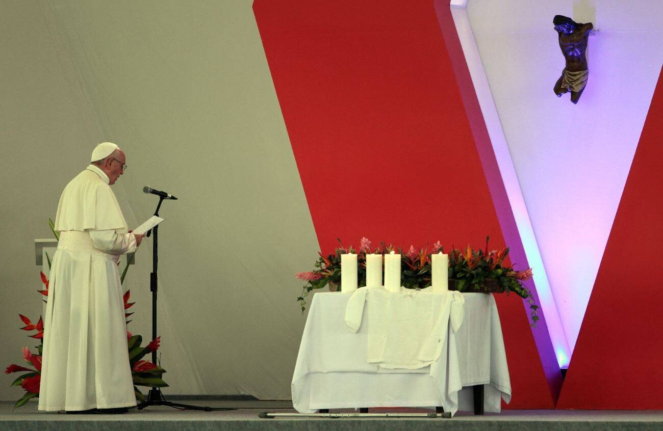 Francisco oró ante el Crucificado de Bojayá. Foto: León Darío Peláez