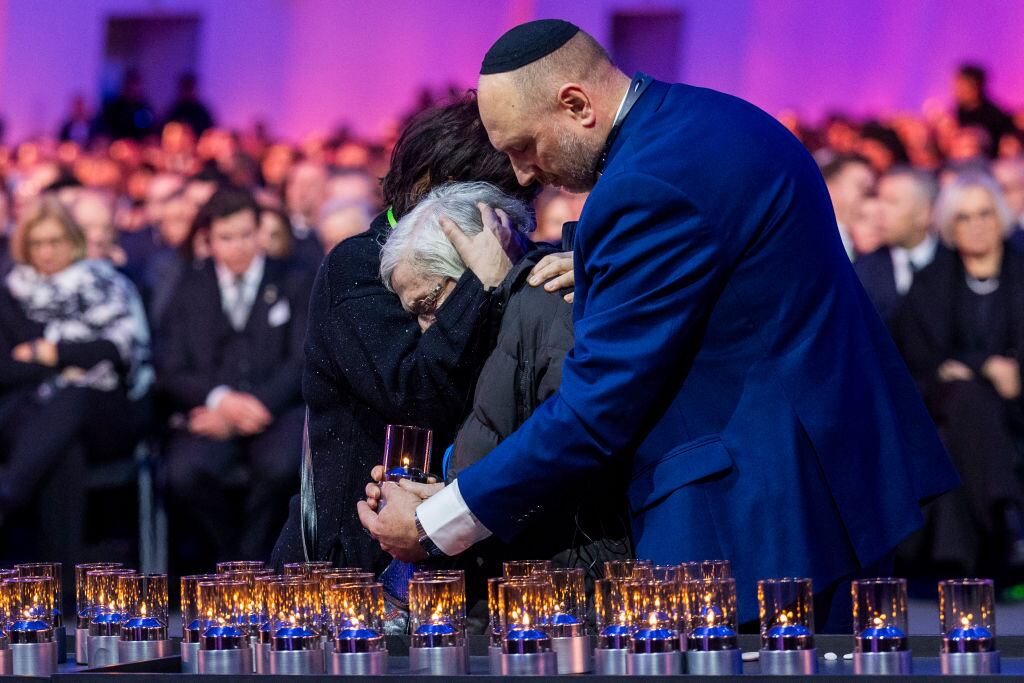 Sobrevivientes prenden velas durante la conmemoración de los 80 años de la liberación del campo de concentración de Auschwitz-Birkenau, en Polonia.