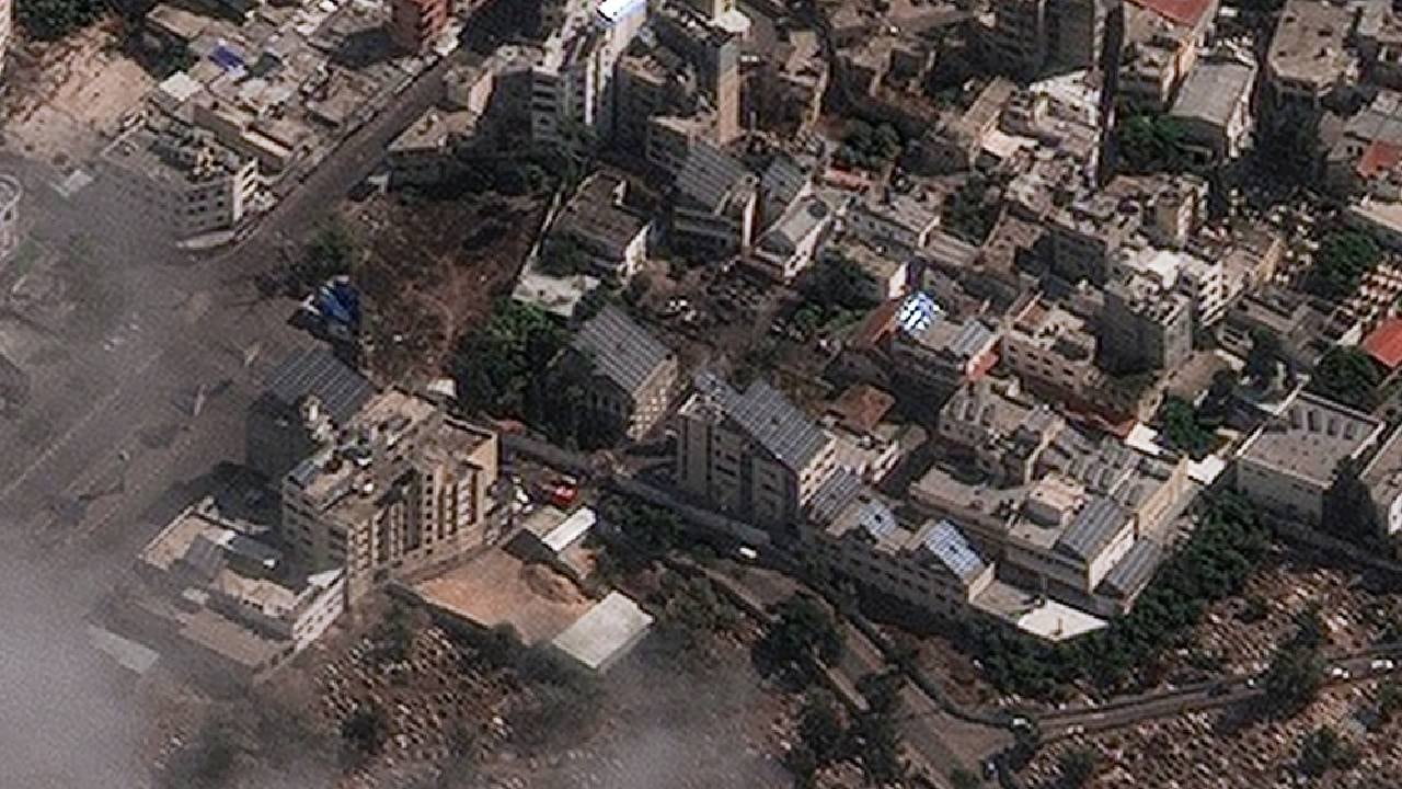 Una imagen de satélite muestra el hospital Al-Ahli en Gaza después de la explosión.