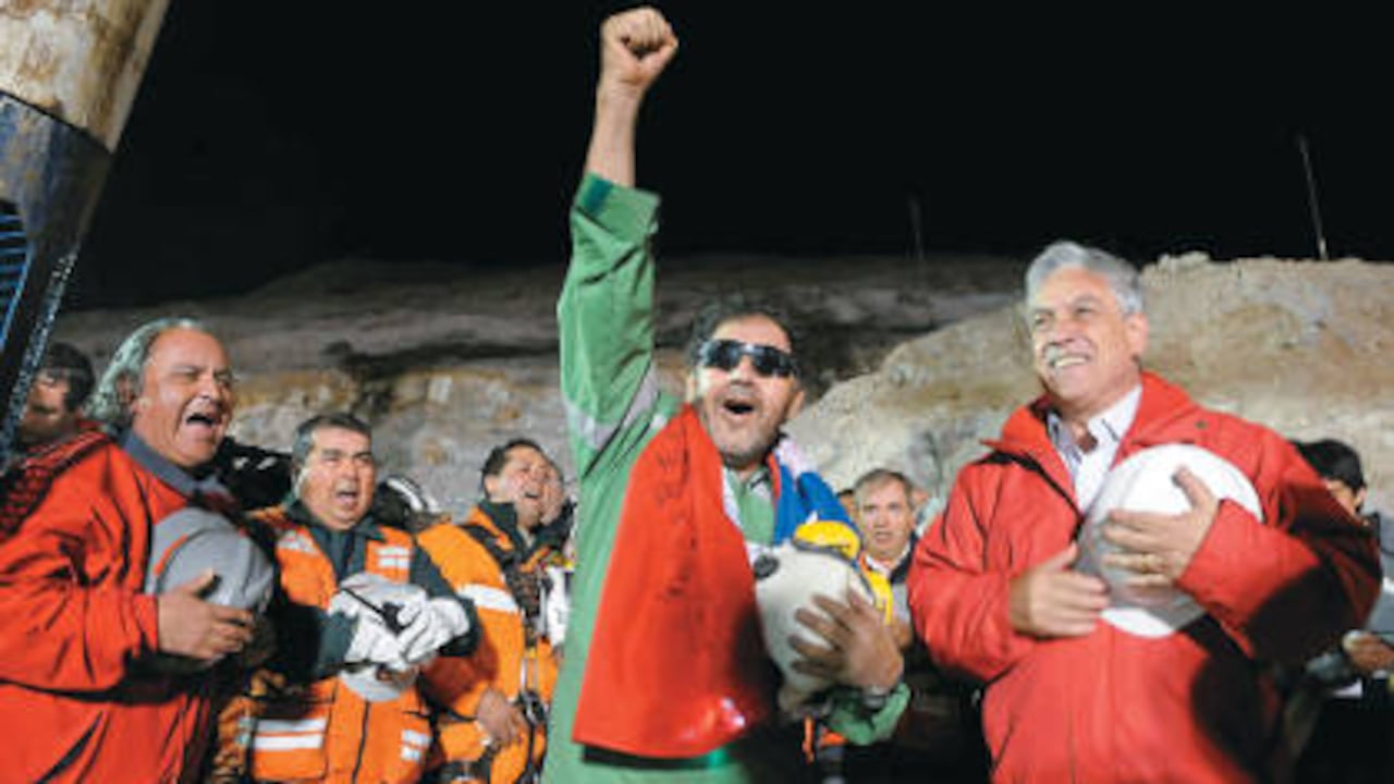 El último minero rescatado, Luiz Urzúa (izq),y el presidente de Chile, Sebastián Piñera (d) cantaron la canción nacional de Chile.