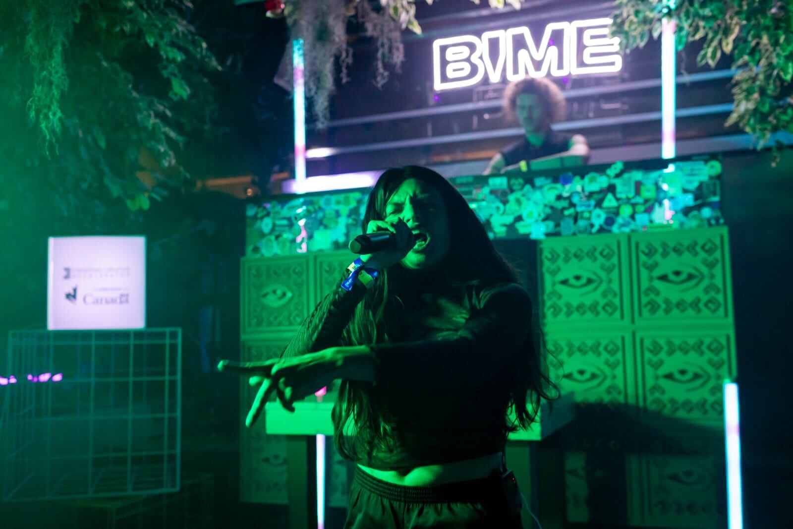 Con la actitud y entrega que todos le merecen y le significan, cantó temas de su EP 'Síndrome Premenstrual' (2021) y del nuevo, 'Supervivenxia', que salió apenas en abril de 2025 y está increíble.