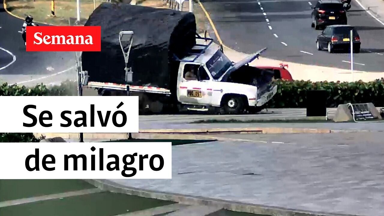 Un vehículo tipo camión choca contra el reconocido monumento “La Ventana del Mundo” en Barranquilla.