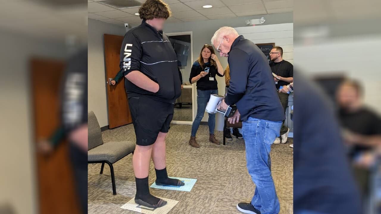 “Pasé horas llorando sintiendo que le había fallado a mi hijo porque no podía encontrar lo que necesitaba”, contó la mamá del joven a medios locales.