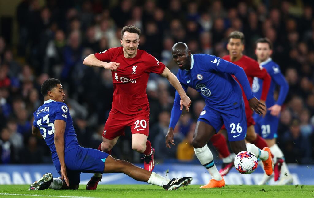 Wesley Fofana y Kalidou Koulibaly disputan el balón con Diogo Jota, en un partido Chelsea vs Liverpool.