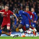 Wesley Fofana y Kalidou Koulibaly disputan el balón con Diogo Jota, en un partido Chelsea vs Liverpool.
