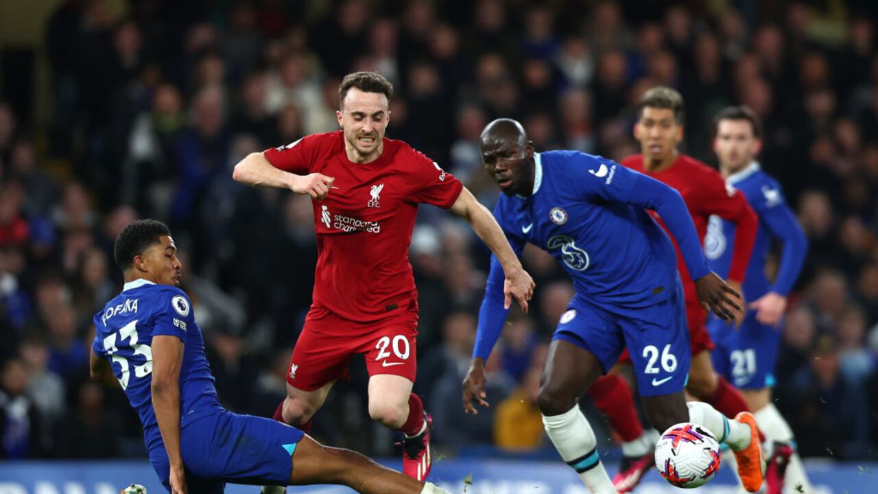 Wesley Fofana y Kalidou Koulibaly disputan el balón con Diogo Jota, en un partido Chelsea vs Liverpool.