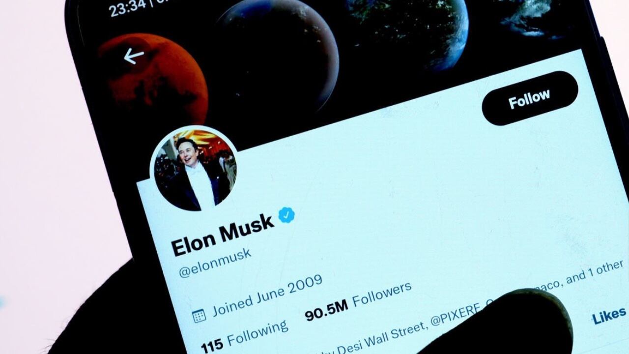 El multimillonario Elon Musk anunció que seguirá experimentando con Twitter.