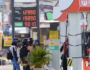 Cali: Economía. Nuevamente, el precio de la gasolina corriente se incrementó en 600 pesos, igual que el mes pasado, llegado en Cali a los casi 13 mil pesos por galón en ciertas estaciones. Todo esto dentro de las últimas declaraciones del presidente Gustavo Petro dice que no habrá cambios en política de importación de gasolina foto José L Guzmán. El País junio 4-23