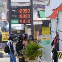 Cali: Economía. Nuevamente, el precio de la gasolina corriente se incrementó en 600 pesos, igual que el mes pasado, llegado en Cali a los casi 13 mil pesos por galón en ciertas estaciones. Todo esto dentro de las últimas declaraciones del presidente Gustavo Petro dice que no habrá cambios en política de importación de gasolina foto José L Guzmán. El País junio 4-23