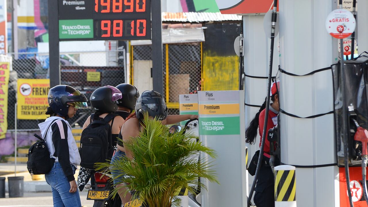 Nuevamente, el precio de la gasolina corriente se incrementó en 600 pesos, igual que el mes pasado, llegando, por ejemplo, en Cali, a los casi 13.000 pesos por galón en ciertas estaciones.
