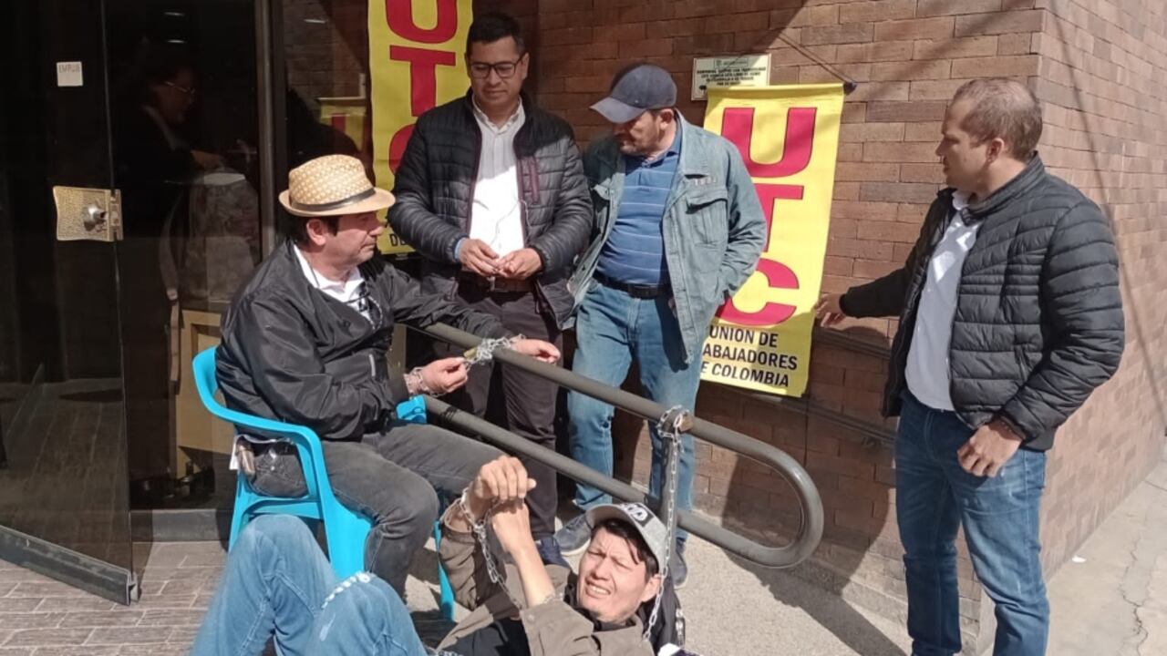 Firmantes del acuerdo de paz se encadenaron en la Unidad Nacional de Protección en Bogotá