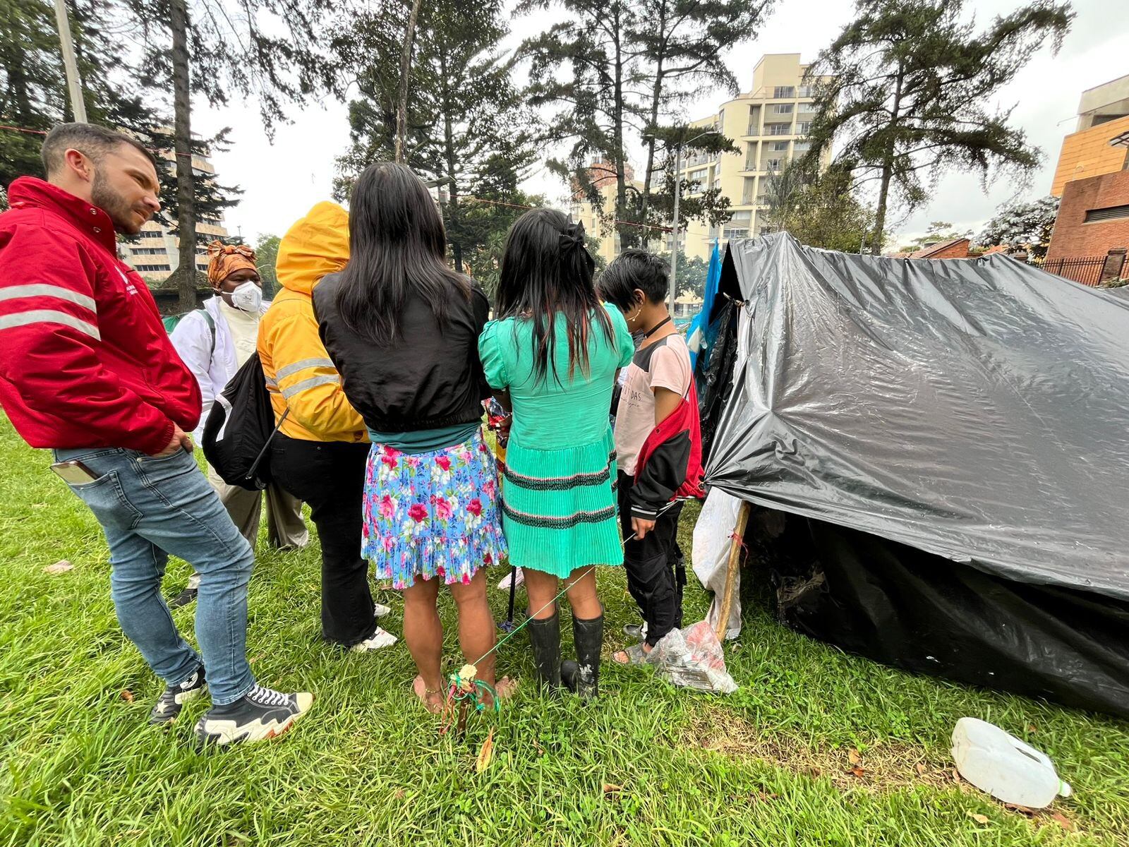 Niños emberá alicorados en el parque Nacional.