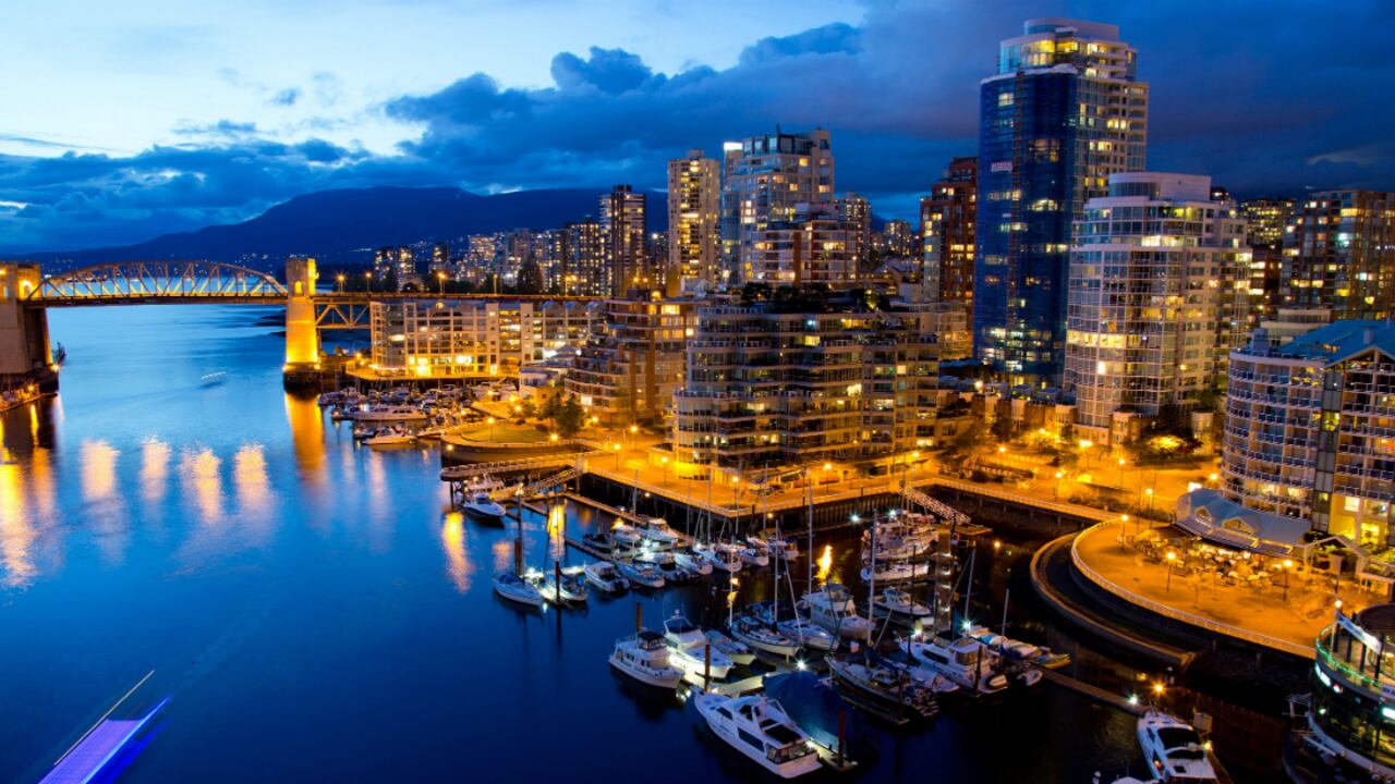 Las canadienses disminuyeron en el ranking, siendo que Vancouver (119) se desplazó 23 posiciones hacia abajo; Toronto (126) 25 lugares, mientras que Montreal (140) y Calgary (146) cayeron 17 y 21 sitios, respectivamente. “El dólar canadiense continúa debilitándose frente al dólar americano, lo que ha ocasionado el cambio en las posiciones de las ciudades canadienses este año”, explicó Nathalie Constantin-Métral, Principal en Mercer responsable de integrar el ranking global.