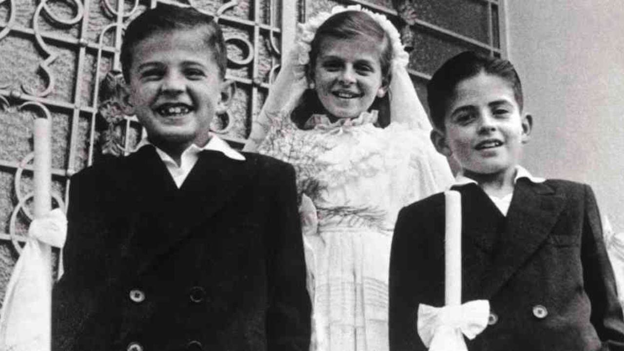 Luis Carlos Galán (derecha) y Gabriel hicieron la primera comunión el 25 de diciembre de 1951. Los acompaña su hermana María Lucía a la entrada de su casa, en la carrera 17 con calle 59, en Bogotá. La foto de la derecha data de 1946. En ella Gabriel (izquierda), María Lucía y Luis Carlos posan con la pequeña Cecilia. (Foto: Archivo Familiar)