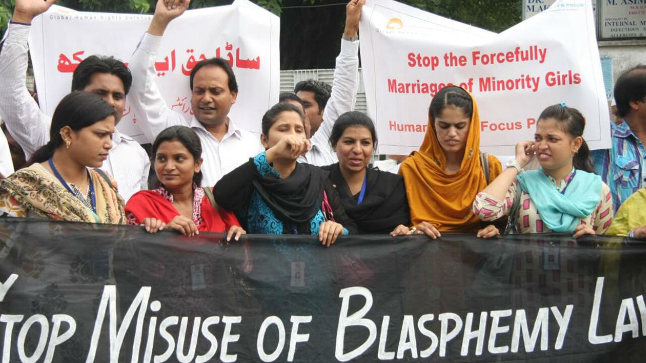 Manifestantes en Pakistán sostienen un cartel que dice: "Detengan el mal uso de la ley contra la blasfemia".