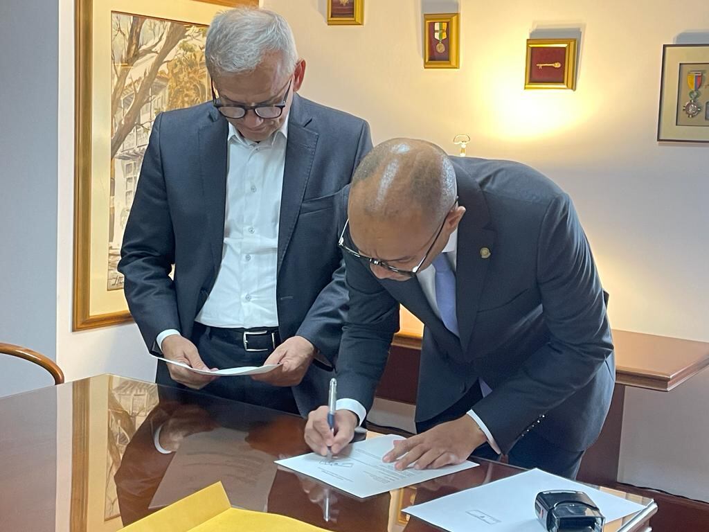 Carlos Ramón González director del Dapre entrega la terna del presidente Petro a la Corte Suprema para Fiscal General