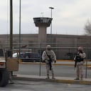 Miembros del Ejército mexicano aseguran un área fuera de la prisión de Ciudad Juárez número 3 después de un ataque en Ciudad Juárez, estado de Chihuahua, el 1 de enero de 2023. - Hombres armados atacaron una prisión en la norteña ciudad mexicana de Ciudad Juárez el domingo, dejando 14 personas muertas y permitiendo la fuga de 24 reclusos, informó la fiscalía estatal de Chihuahua. Un número desconocido de hombres armados a bordo de vehículos blindados participó en el ataque, y entre los muertos había diez oficiales penitenciarios y agentes de seguridad, dijo en un comunicado. (Foto por HERIKA MARTÍNEZ / AFP)