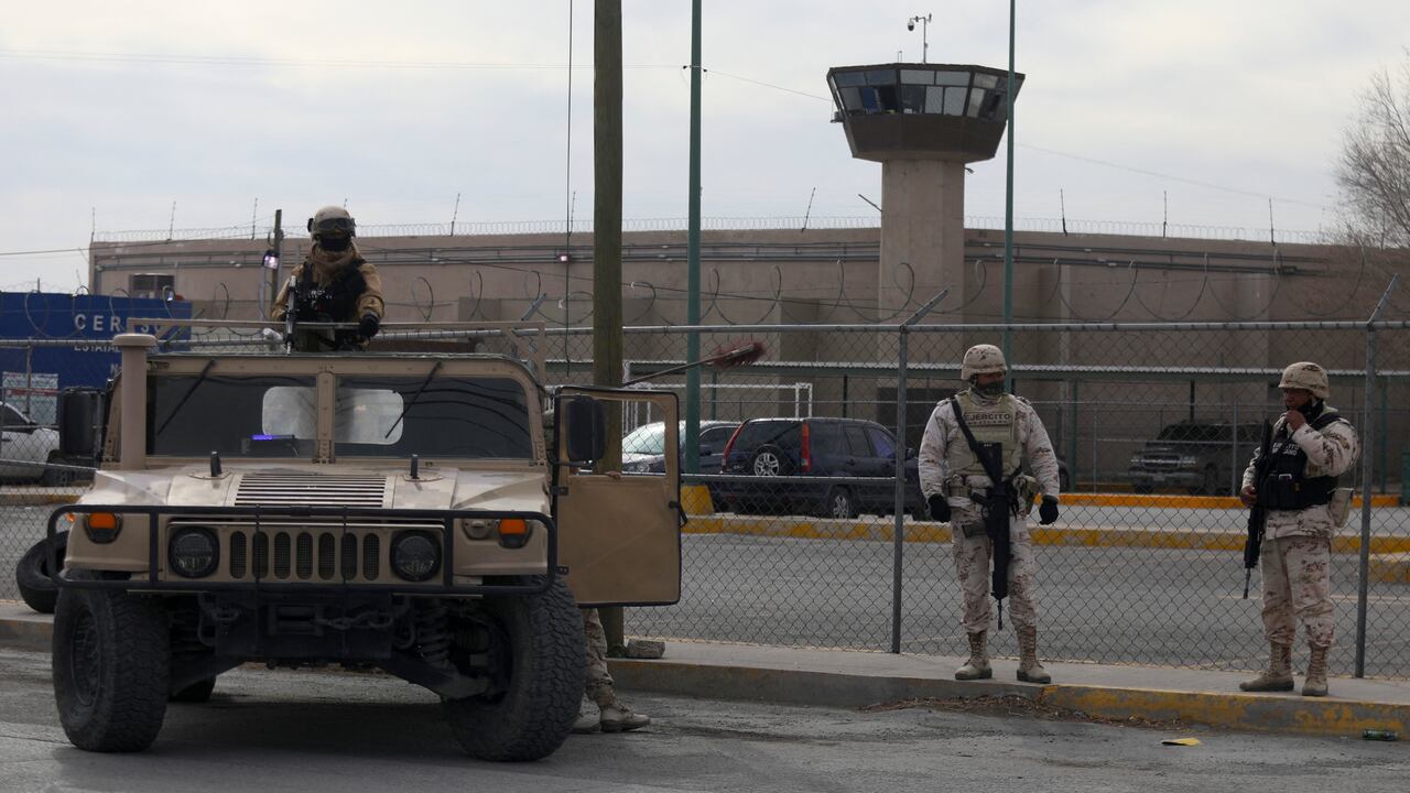 Hombres armados atacaron una prisión en la norteña ciudad mexicana de Ciudad Juárez el domingo, dejando 14 personas muertas y permitiendo la fuga de 24 reclusos, informó la fiscalía estatal de Chihuahua.