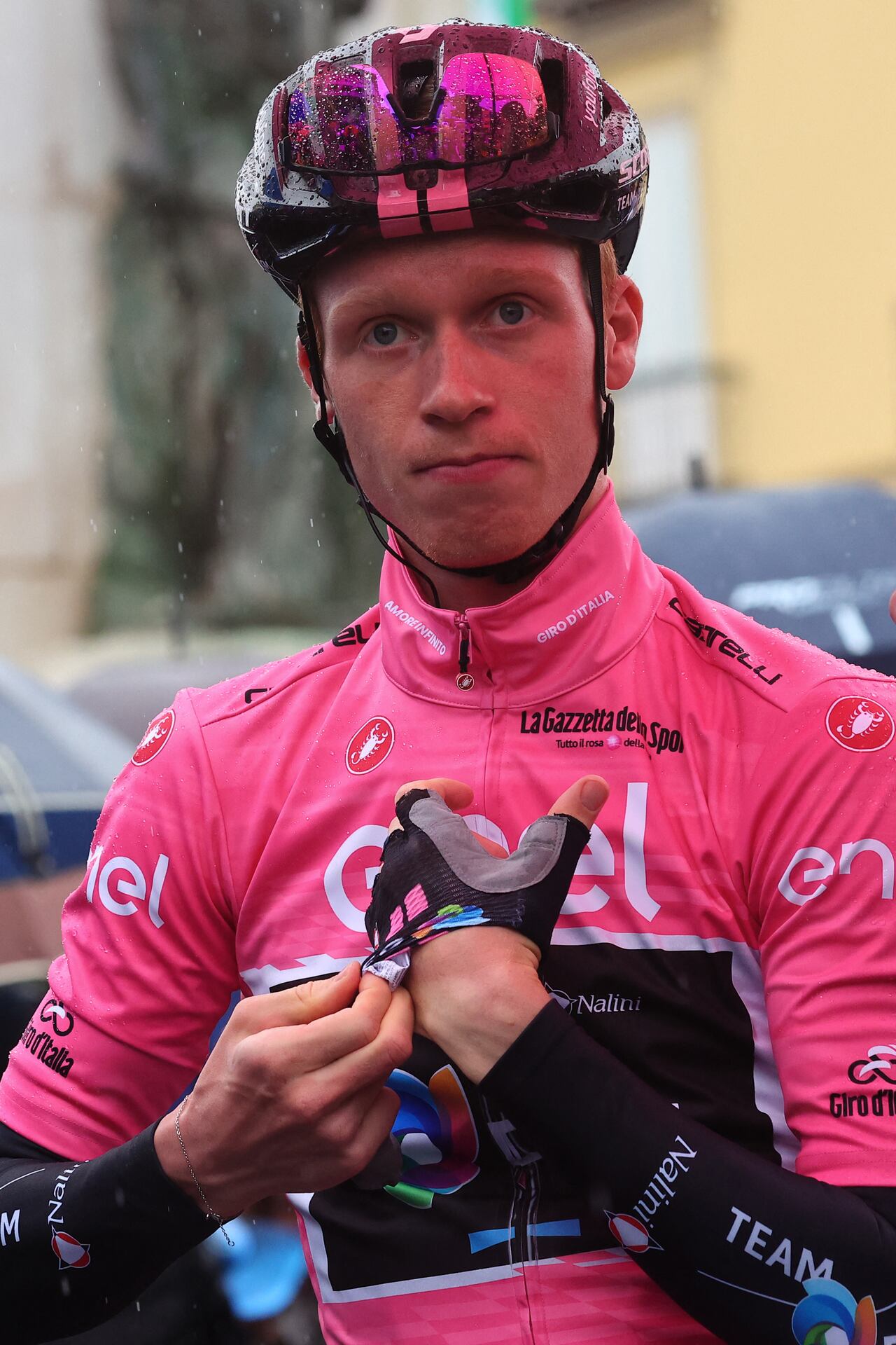 Team DSM's Norwegian rider Andreas Leknessund wearing the pink jersey of the overall leader is seen prior to the fifth stage of the Giro d'Italia 2023 cycling race, 171 km between Atripalda and Salerno, on May 10, 2023. (Photo by Luca Bettini / AFP)