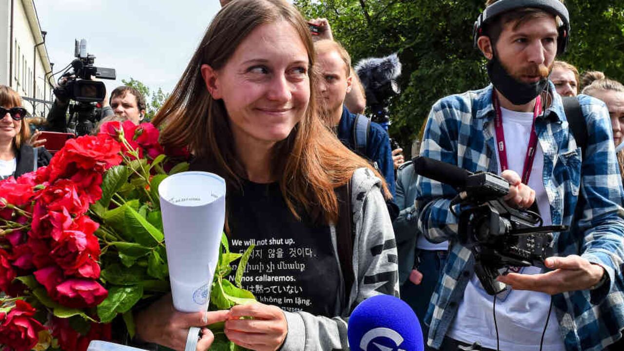 Al salir del tribunal portando un ramo de flores, dijo que apelará, pero se mostró satisfecha porque no se le prohibió ejercer su profesión.